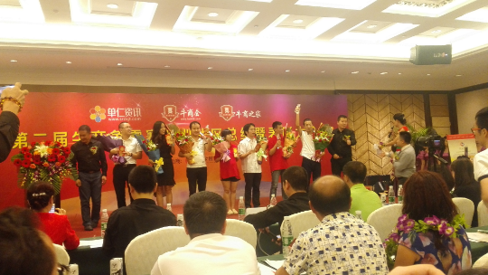 通發(fā)激光移動(dòng)推廣優(yōu)秀個(gè)人上臺(tái)領(lǐng)獎(jiǎng)(左六)