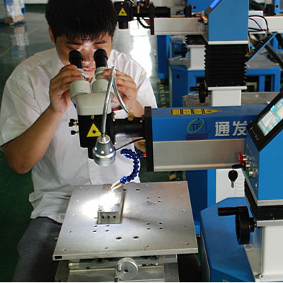 針對(duì)稍大模具，可轉(zhuǎn)向觀察操作