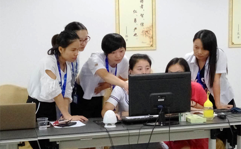  美女們互相交流學(xué)習(xí)，氣氛有點(diǎn)嚴(yán)肅啊