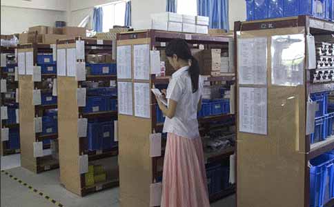 美女低著頭在干嘛？原來(lái)是在統(tǒng)計(jì)零件庫(kù)存啊