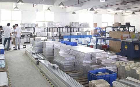 通發(fā)激光的工程師們偶爾也會(huì)離開(kāi)他們的機(jī)器，大家一起研究機(jī)器